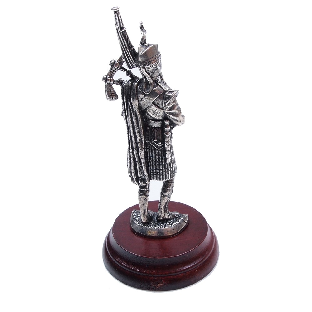 Pipercraft Argyll and Sutherland Highlanders Piper Figurine 